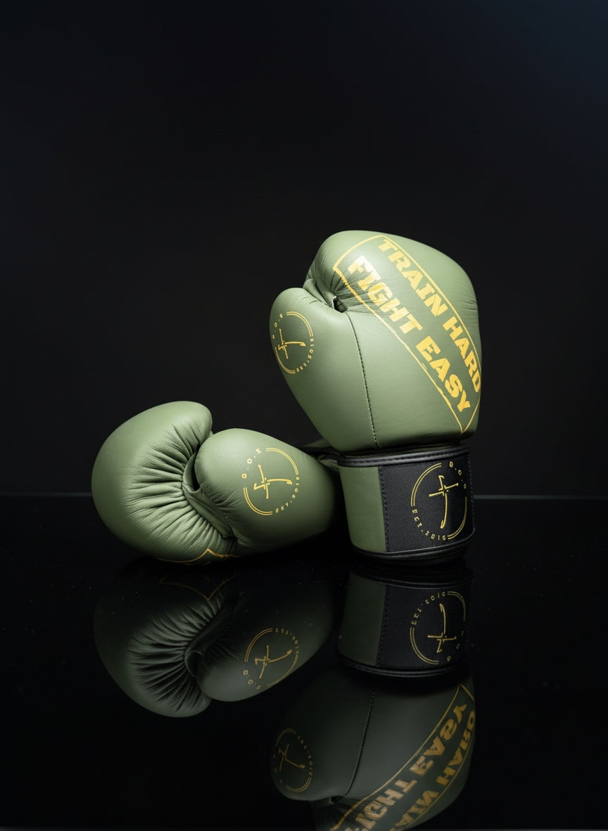Boxhandschuhe in Militar Yellow aus. Echtleder, ein Handschuh in Vorderansicht, ein Handschuh, seitlich dargestellt robuste Ausrüstung für Boxen und Kickboxen.