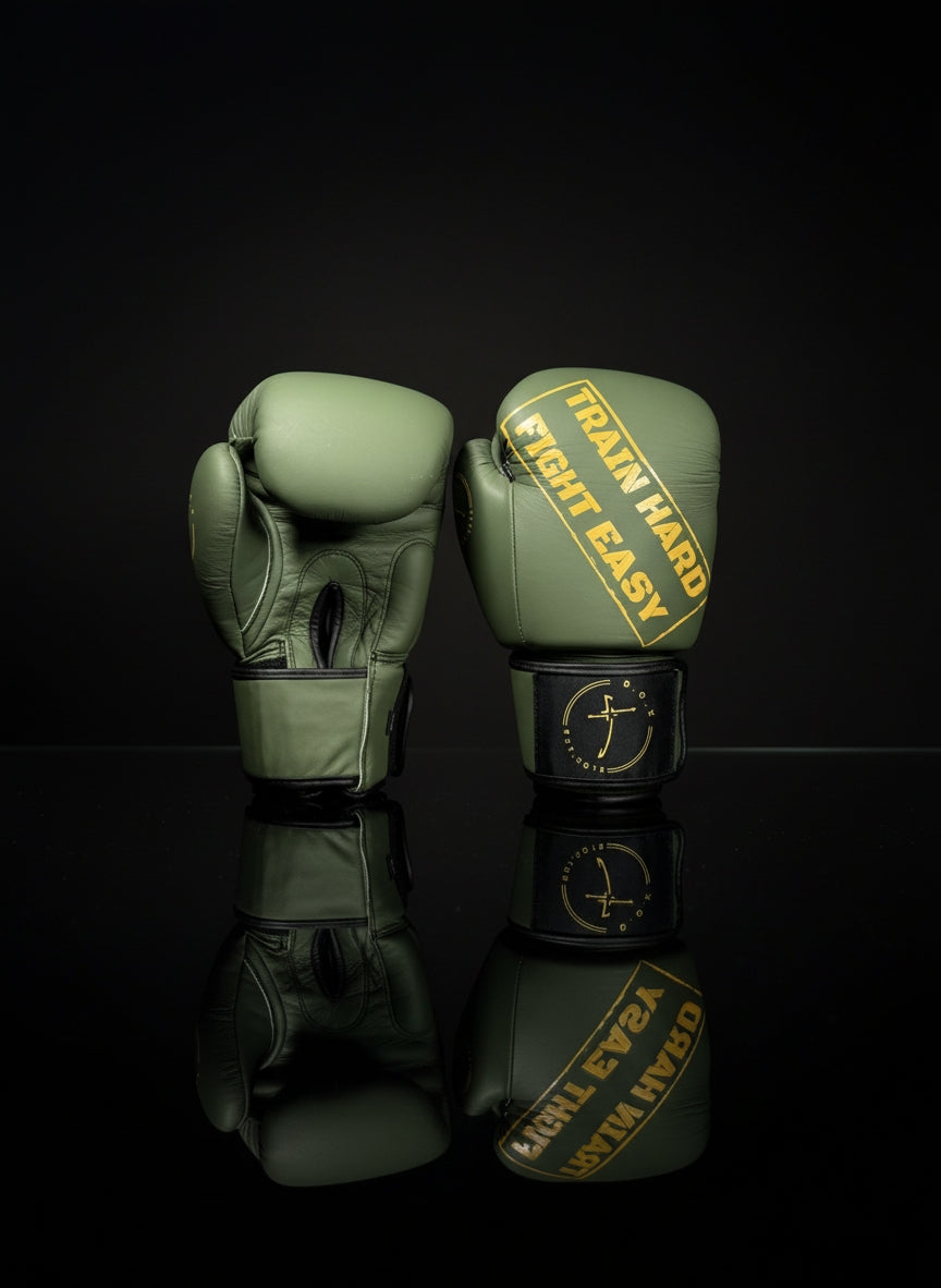 Boxhandschuhe in Military Yellow aus. Echtleder ein Handschuh in Vorderansicht, ein Handschuh in Rückansicht, hochwertige Ausrüstung für Boxen und Kickboxen.