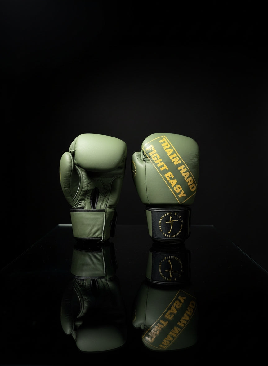 Boxhandschuhe in Military Yellow aus. Echtleder robuster Schutz und optimale Performance für Boxen Kickboxen und Muay Thai.