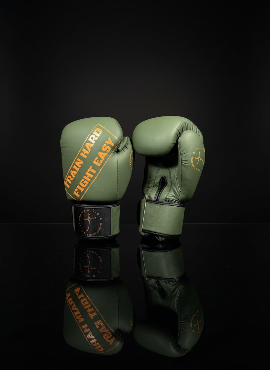 Boxhandschuhe in Military orange aus echtem Leder Vorderseite mit Train Hard, Fight easy, Schriftzug sichtbar robuster Schutz für Boxen und Kickboxen