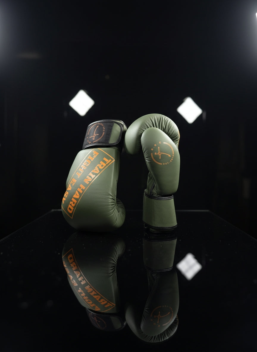 Boxhandschuhe in Military orange aus echtem Leder, ein Handschuh in Vorderansicht mit Logo der andere seitlich dahinter strapazierfähige Premium Ausrüstung für Boxen und Kickboxen