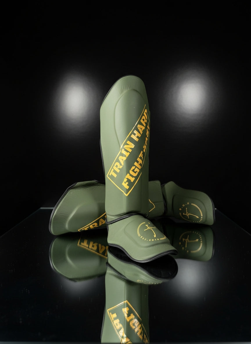 Schienbeinschoner in Military Yellow aus. Echtleder,strapazierfähiger Schutz für Kickboxen, Muay Thai und Kampfsport Training.