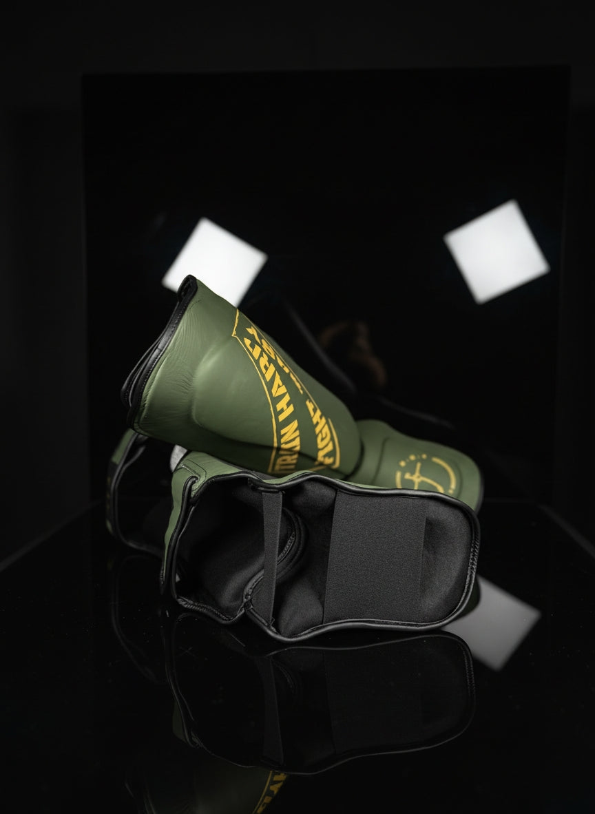 Schienbeinschoner in Military Yellow aus. Echtleder Rückansicht mit Verschlussriemen strapazierfähige Ausrüstung für Kampfsport