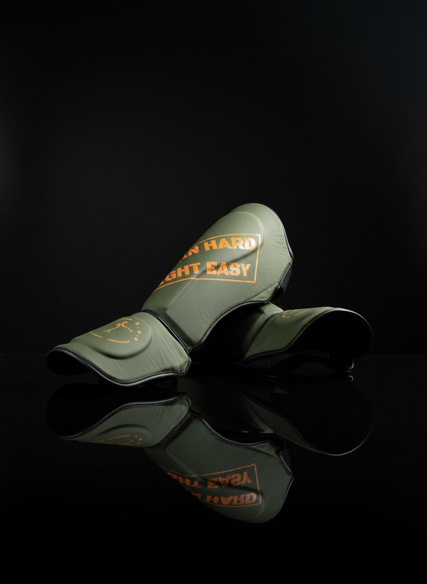 Schienbeinschoner in Military orange aus echtem Leder, strapazierfähiger Schutz für Kickboxen, Muay Thai und Kampfsport Training