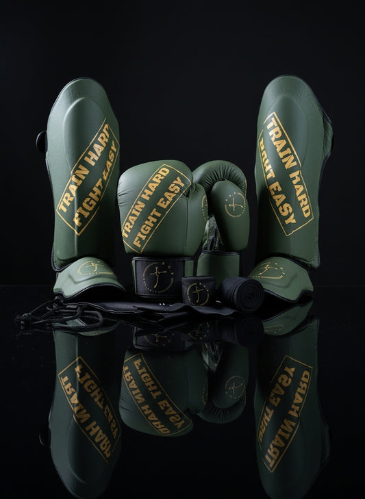 Kickbox - Set in Military yellow aus Echtleder mit Schienbeinschonern, Boxhandschuhen und Bandagen, hochwertige Ausrüstung für Kampfsport und Training.