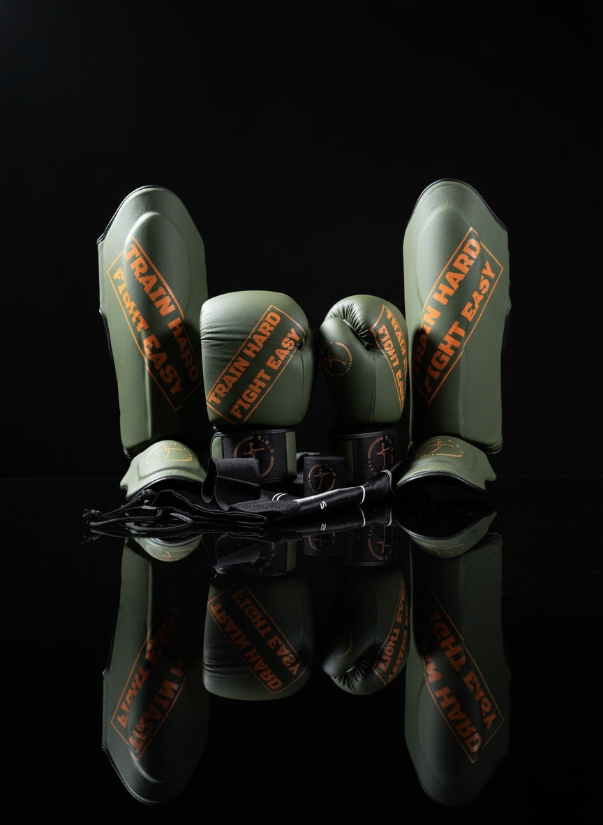 Kickbox - Set in Military orange aus Echtleder mit Schienbeinschonern, Boxhandschuhen und Bandagen, hochwertige Ausrüstung für Kampfsport und Training.