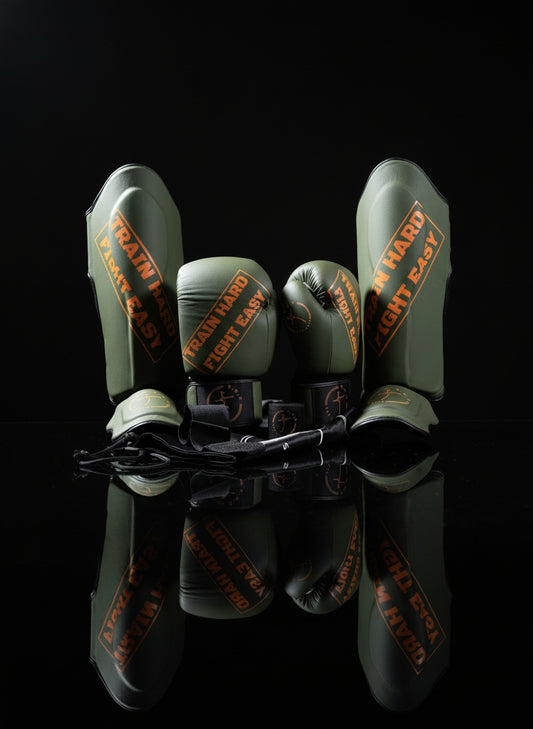 Kickbox - Set in Military orange aus Echtleder mit Schienbeinschonern, Boxhandschuhen und Bandagen, hochwertige Ausrüstung für Kampfsport und Training.